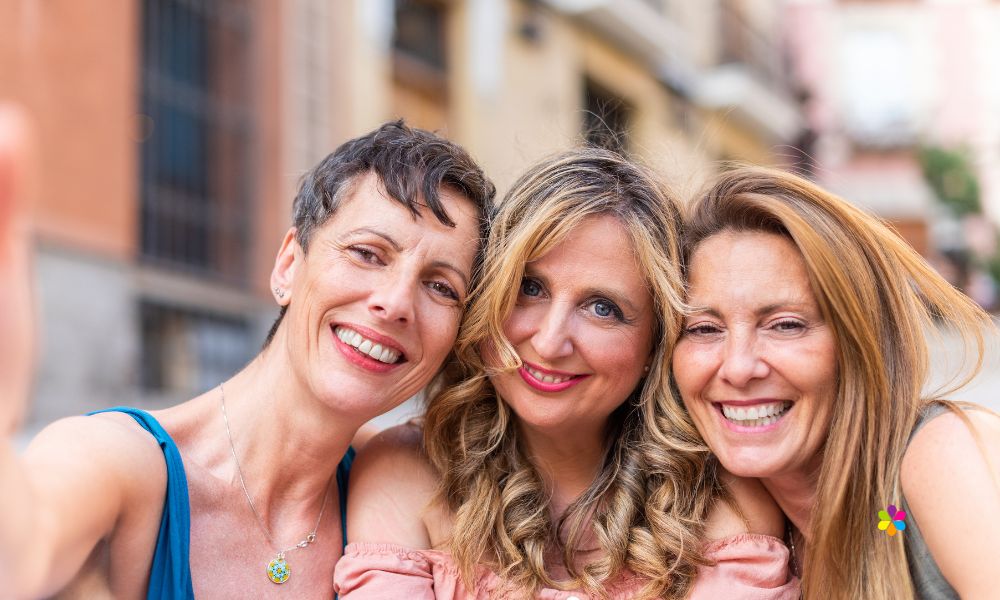 3womenjoinedtogetherandsmiling